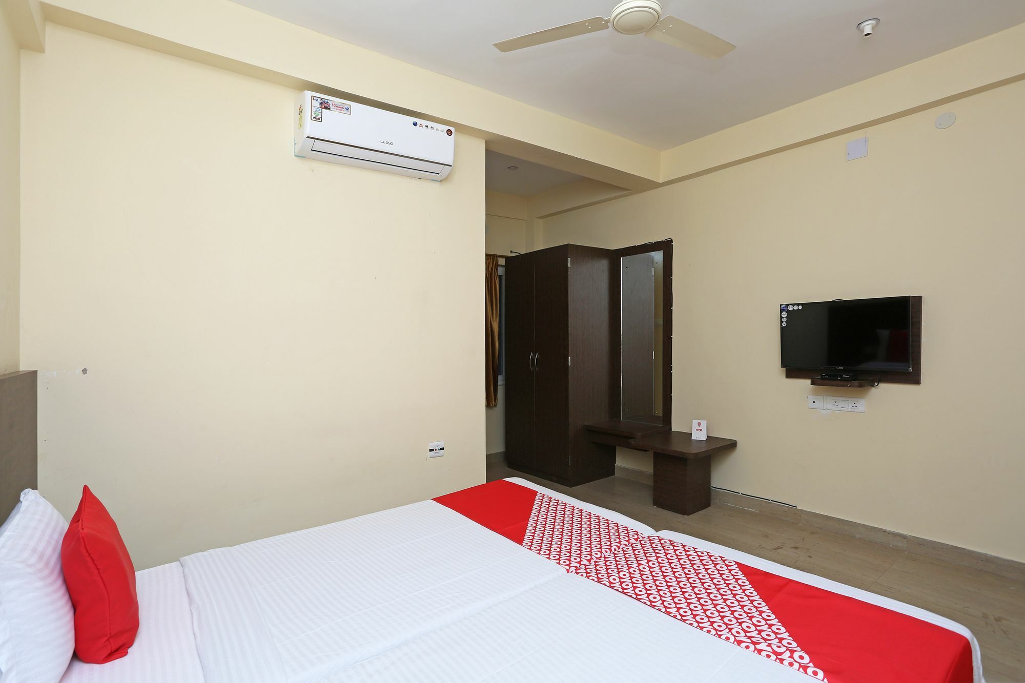 Oyo 11343 Hotel Sai International 布巴内什瓦尔 外观 照片